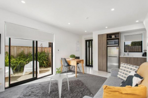 Charming Sunny Warm 10 Mins CBD Book Now